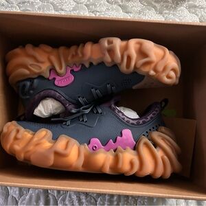 Stylish Sneakers in Gray and Pink